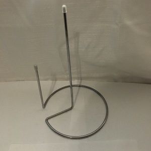 Metal paper towel holder